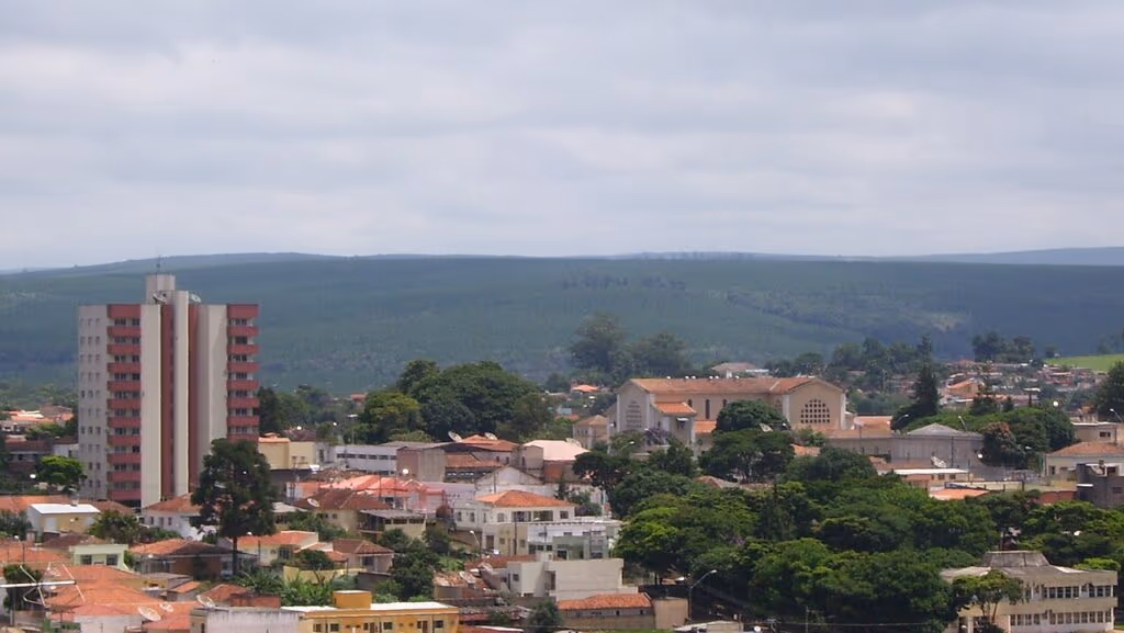 Esta cidade paulista oferece revoadas de andorinhas ao entardecer e uma gruta única