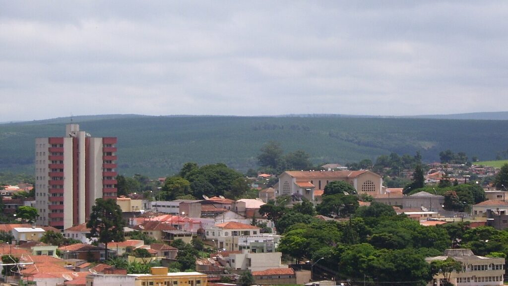 Esta cidade paulista oferece revoadas de andorinhas ao entardecer e uma gruta única