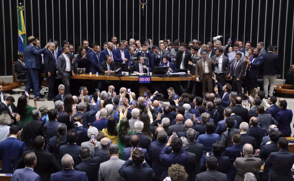 Câmara aprova PEC da blindagem de parlamentares em 1º turno