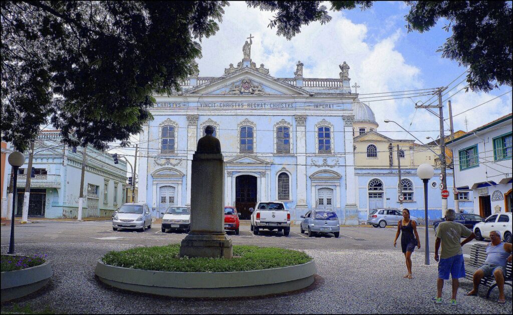 Essa cidade vira atração com objetos gigantes e histórias que surpreendem