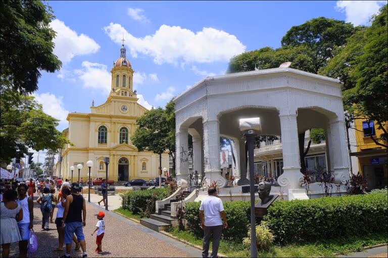 Essa cidade vira atração com objetos gigantes e histórias que surpreendem