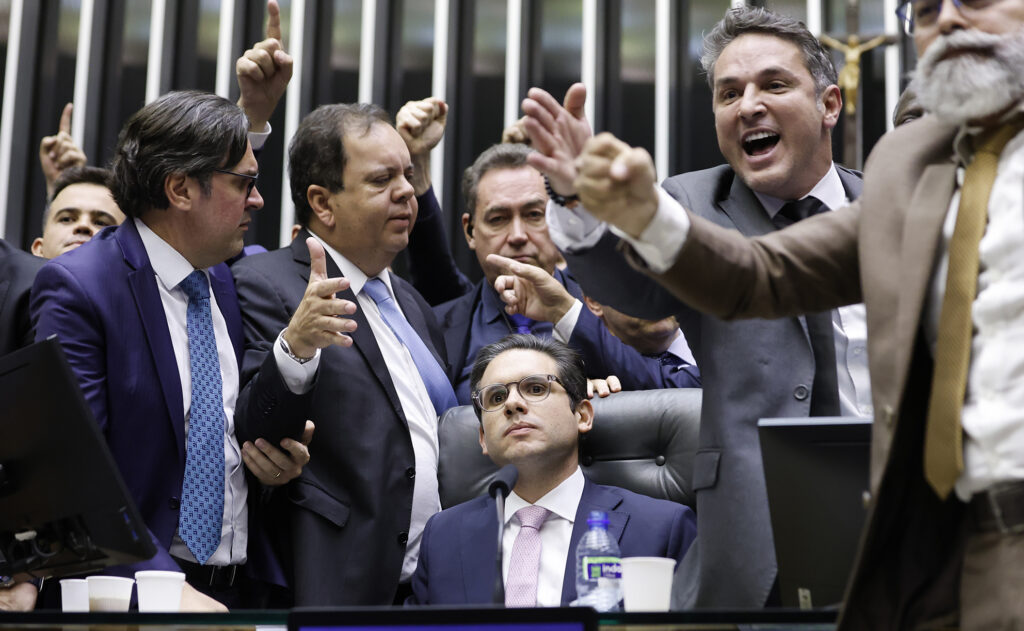 Câmara aprova PEC da blindagem em 2º turno; texto vai ao Senado