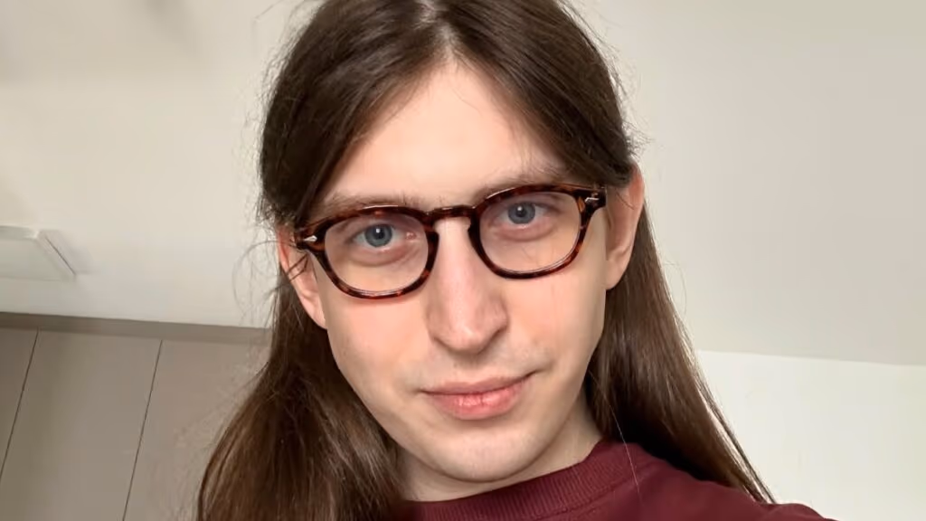 Deputados aprovam moção de aplauso a Felca por denúncia sobre adultização