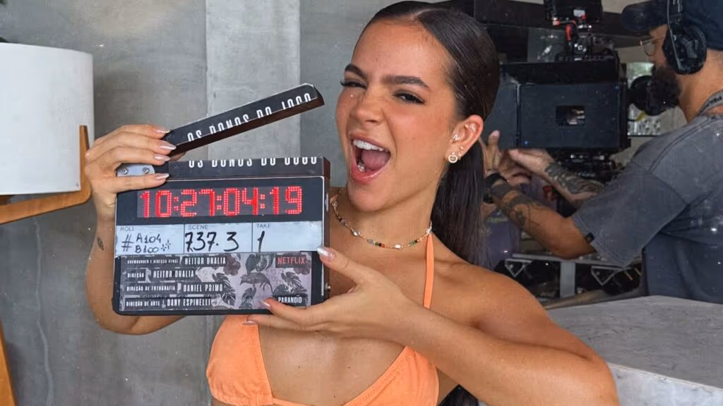 Mel Maia choca com tatuagem feita com bambu