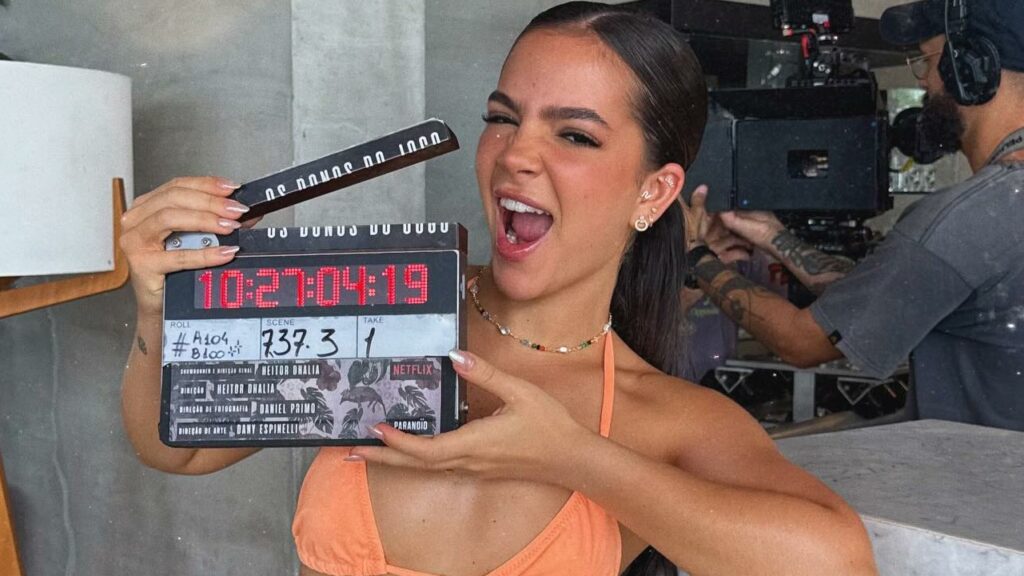 Mel Maia choca com tatuagem feita com bambu