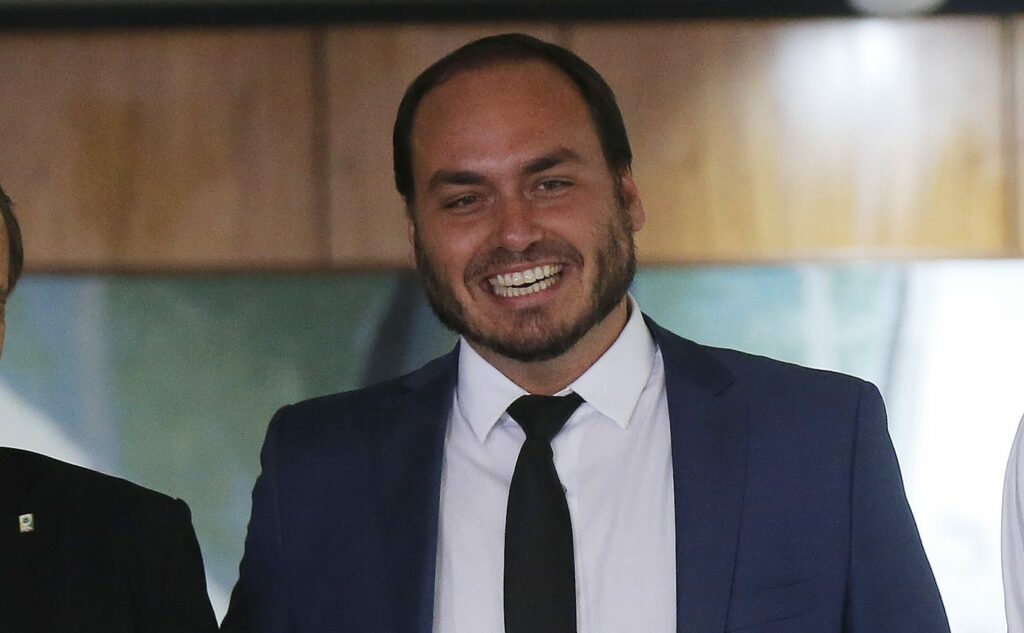 Carluxo declara apoio a candidatura de Michelle ao Senado