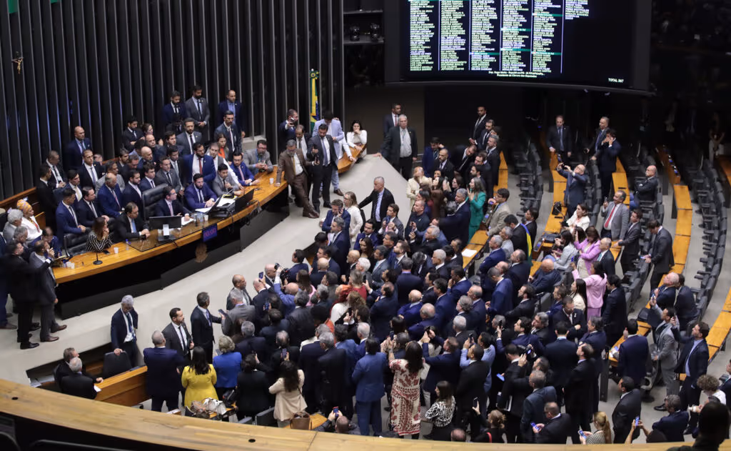 Câmara retoma previsão de votação secreta na PEC da blindagem