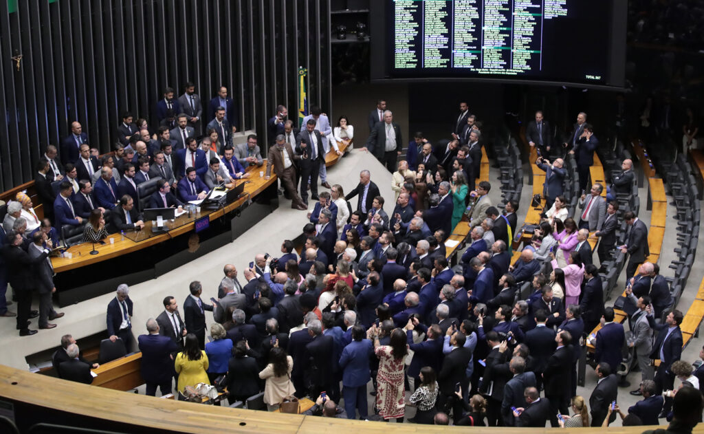 Câmara retoma previsão de votação secreta na PEC da blindagem
