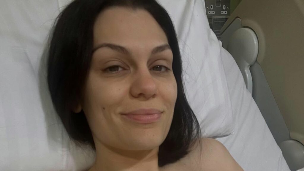 Jessie J revela medo de retorno do câncer