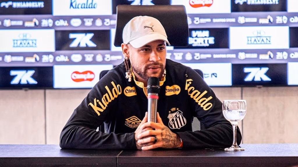 Torcida organizada invade o CT do Santos e cobra Neymar