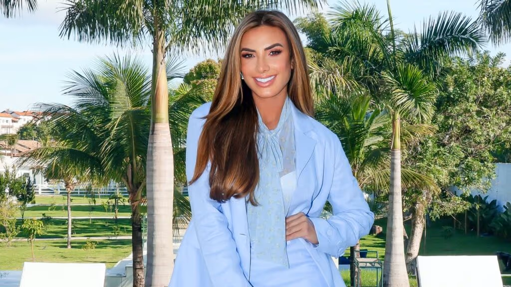 Nicole Bahls adota porquinho “Torresmo” de uma fã