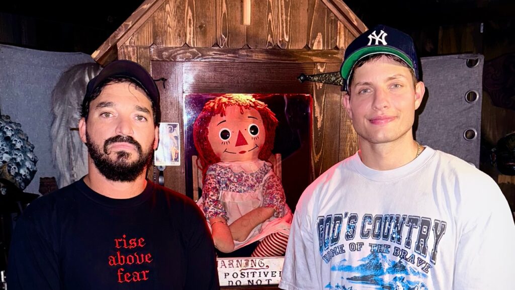 Matt Rife e Elton Castee compram casa da boneca Annabelle