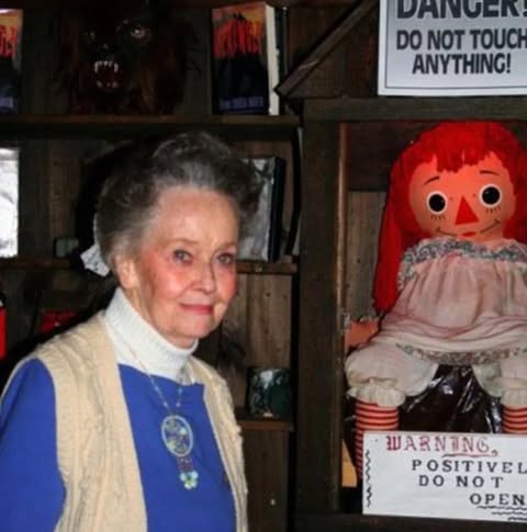 Matt Rife e Elton Castee compram casa da boneca Annabelle
