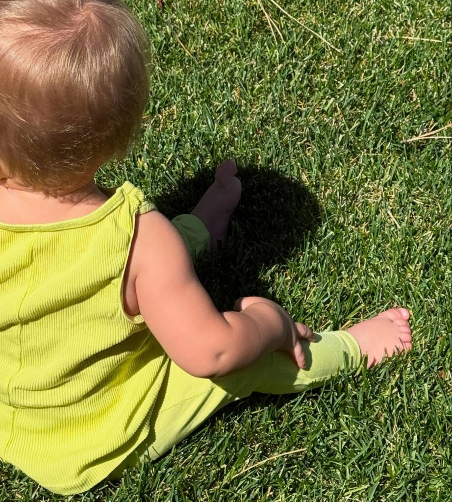 Hailey Bieber encanta ao compartilhar novas fotos do filho Jack, prestes a completar 1 ano, chocando fãs com seu crescimento