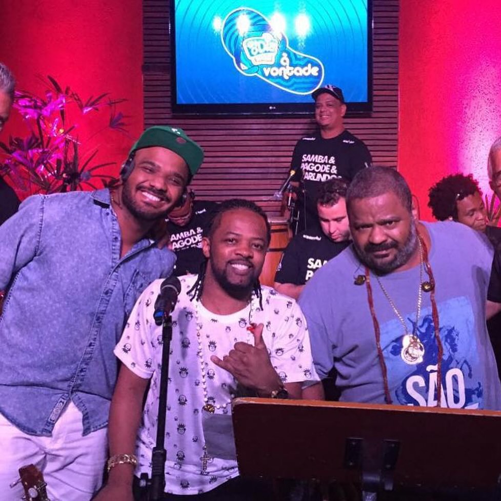 Xande de Pilares se despede de Arlindo Cruz em linda homenagem