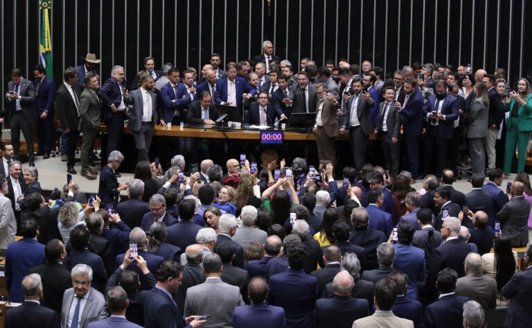 PEC da blindagem: nova versão prevê prisão de deputados só com aval da Câmara