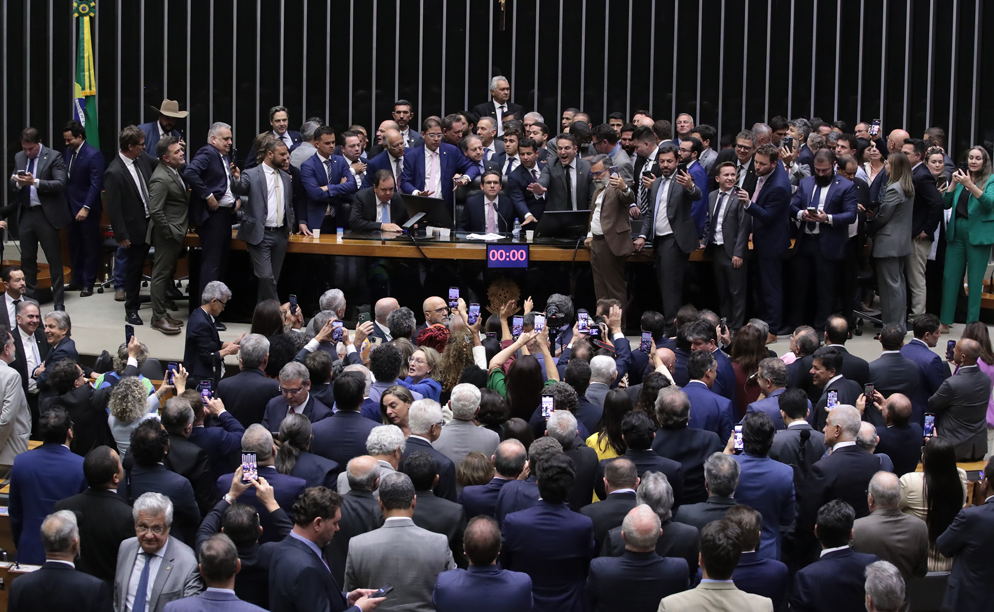 Cúpula da Câmara pede suspensão do mandato de três deputados
