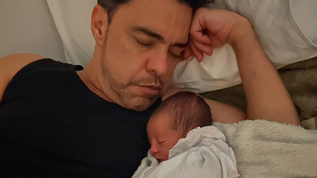 Batizado de Clara, filha de Zezé, encanta fãs