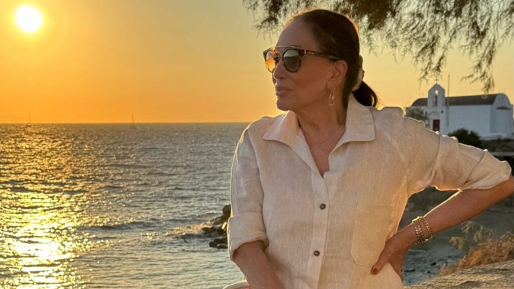 Susana Vieira completa 83 anos e posa de maiô