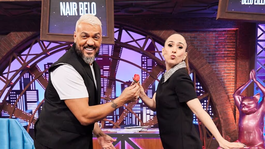 Tatá Werneck protagoniza “beijo” com Belo no Lady Night