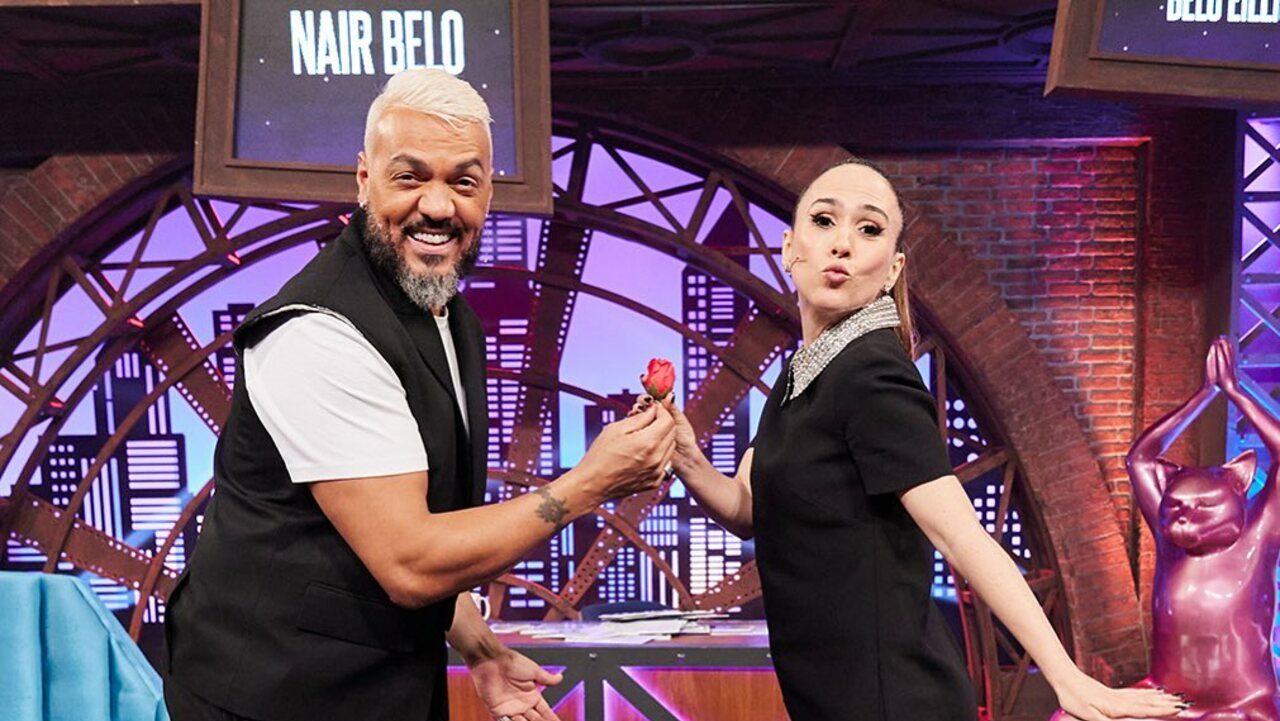 Tatá Werneck protagoniza "beijo" com Belo no Lady Night