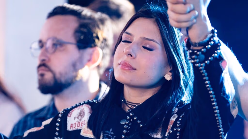 Ana Castela é surpreendida no palco com notícia de Zé Felipe