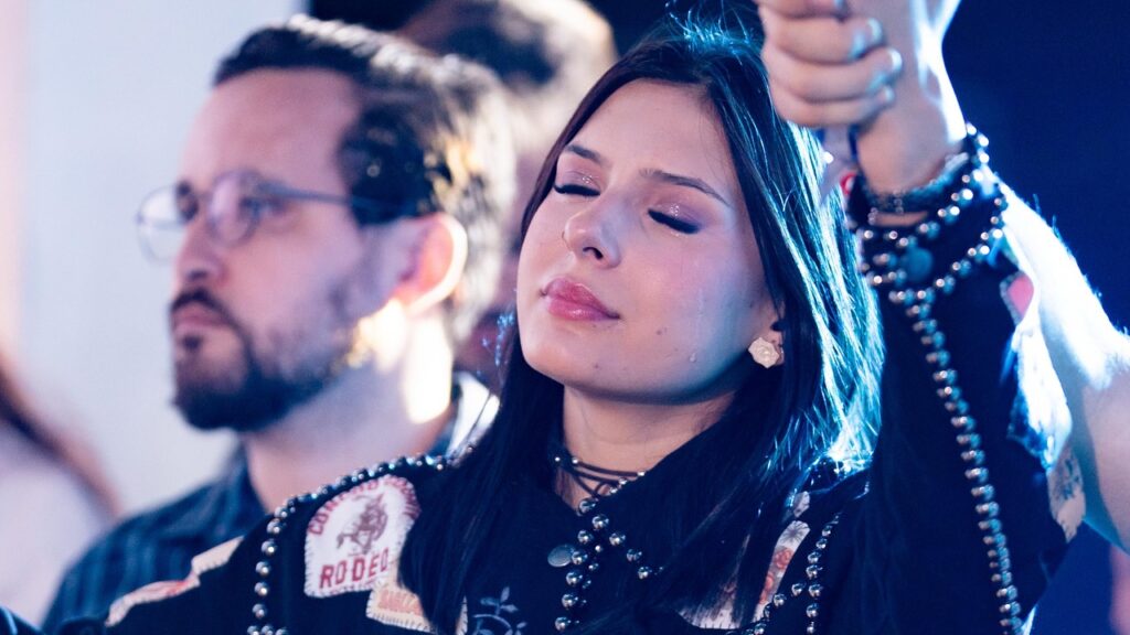 Ana Castela é surpreendida no palco com notícia de Zé Felipe