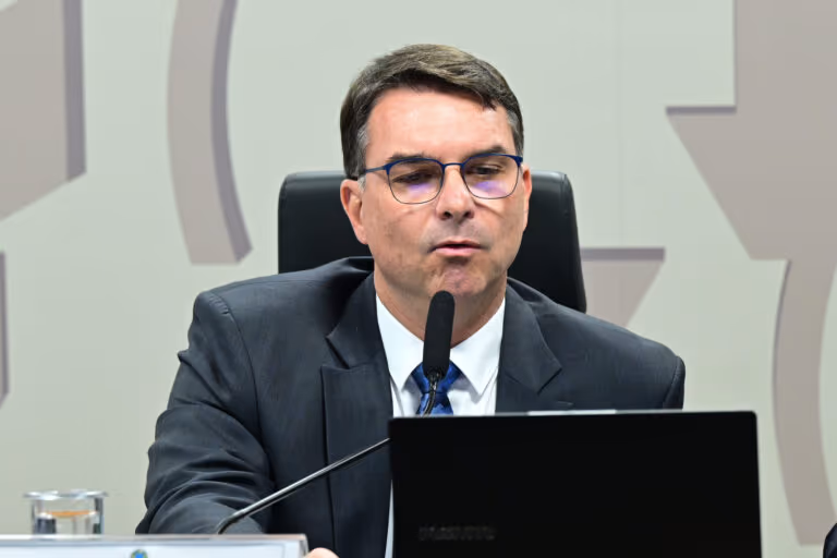 Flávio Bolsonaro acusa Moraes de “se vingar” de Eduardo