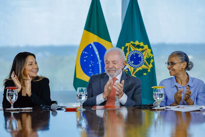 Catarina Rochamonte na Crusoé: Agosto, mês do desgosto, a gosto de Trump
