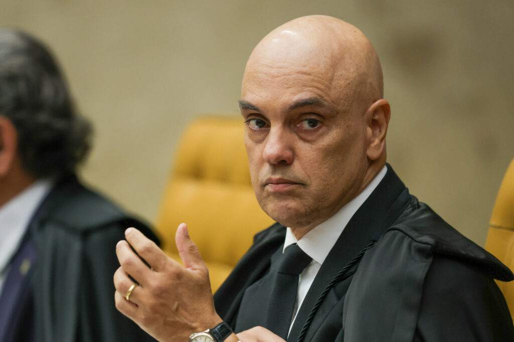 Moraes determina revistas em veículos que saem da casa de Bolsonaro