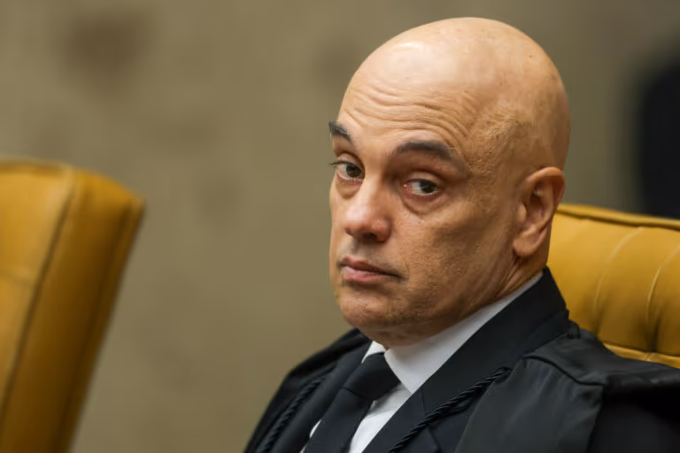 Moraes fala em “violação reiterada” de medidas judiciais ao decretar prisão de Bolsonaro