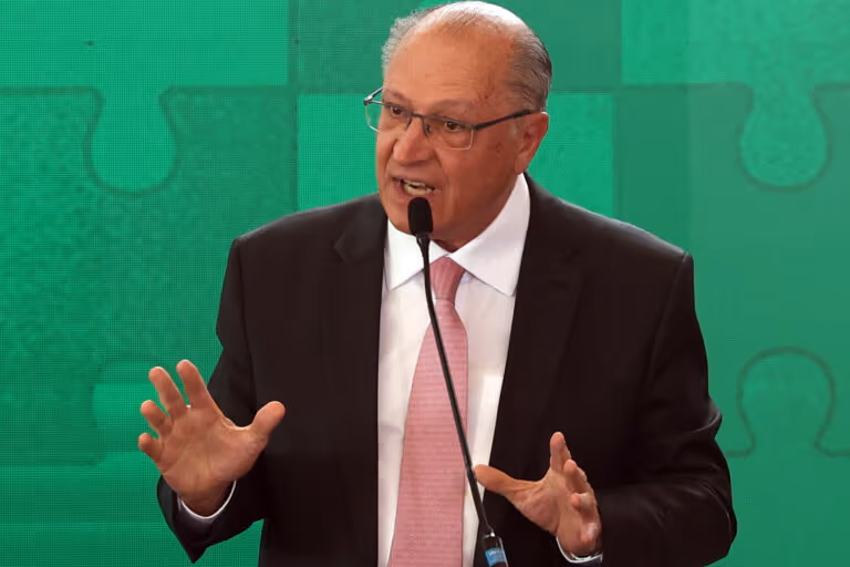 “A prioridade não é retaliar”, diz Alckmin sobre tarifaço de Trump