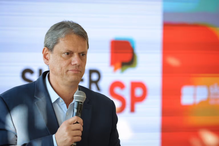 A &#039;correção de comunicação&#039; de Tarcísio sobre o tarifaço, segundo Kassab