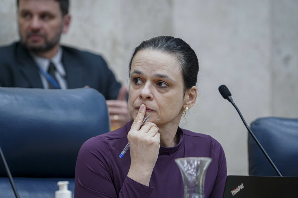 “Melhor seria André Mendonça retirar o sigilo da íntegra das investigações”