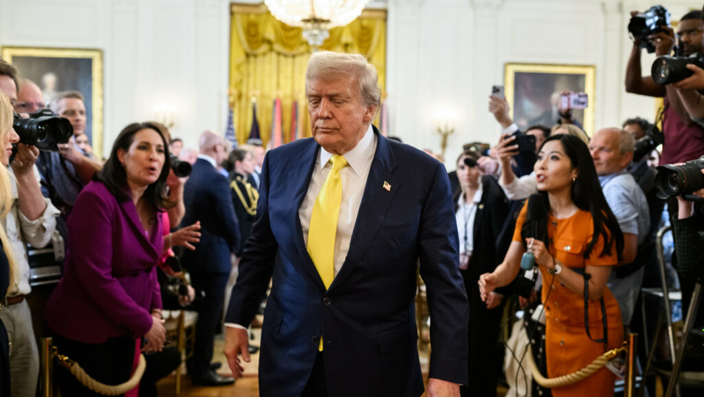 Trump fala em 10 anos de prisão para quem danificar estátua em Washington