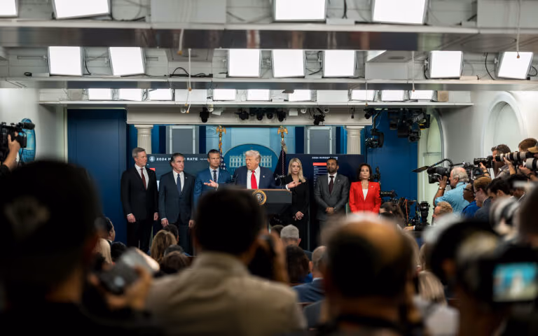 Trump celebra tarifaço e alfineta CEO do Goldman Sachs: “Estavam errados”