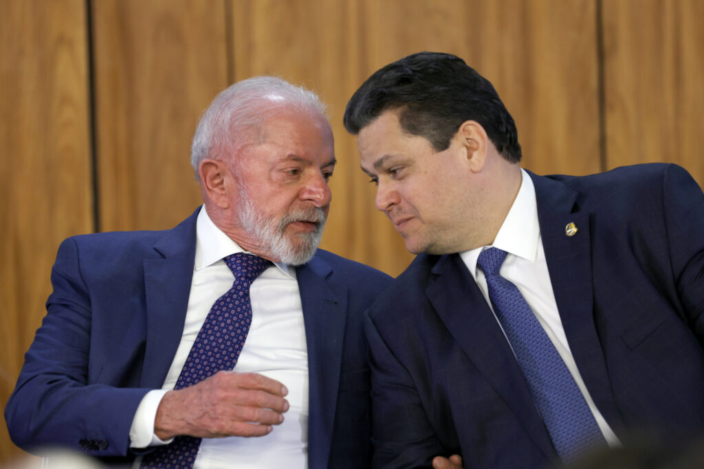 Alcolumbre adia análise de vetos de Lula após pedido do governo