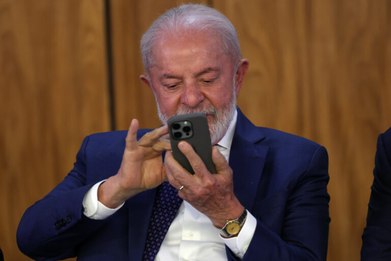 Projeto de Lula prevê até suspensão de redes sociais sem decisão judicial