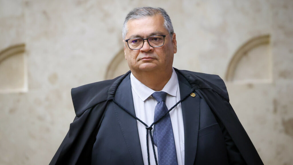 Dino dá prazo para Motta explicar votação de urgência do “PL da Adultização”