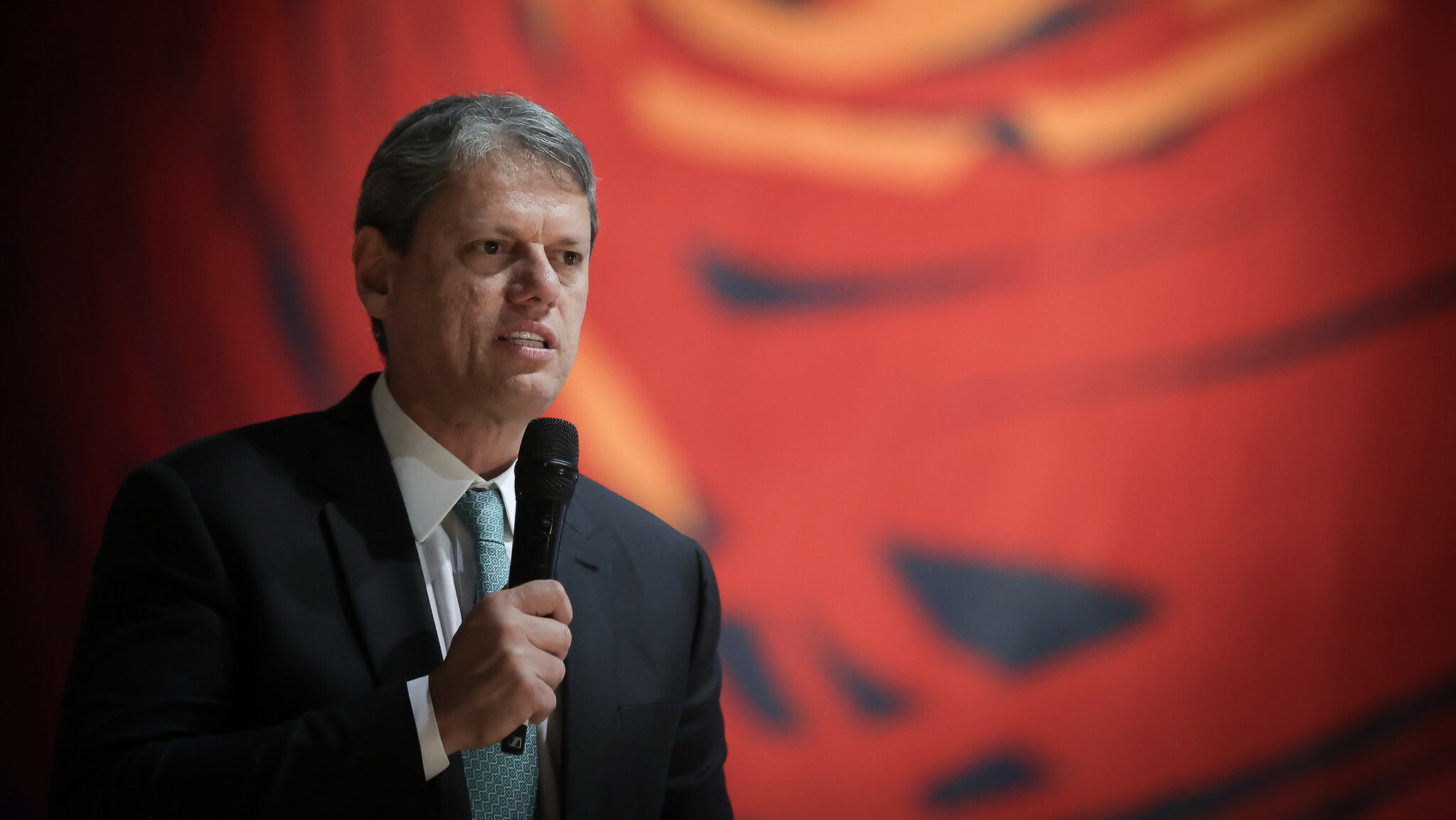 Pesquisa aponta favoritismo de Tarcísio em SP