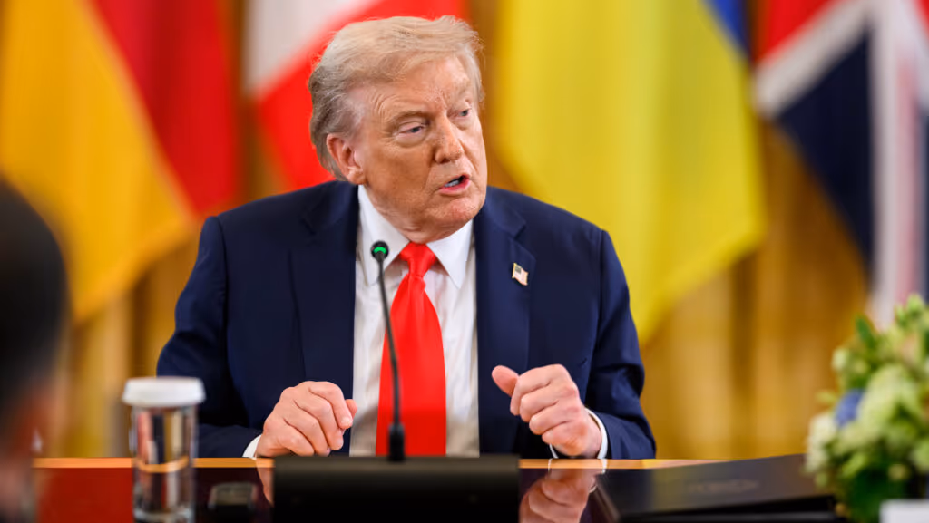 Trump ameaça revogar licença de redes de TV