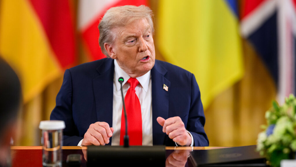 Trump ameaça revogar licença de redes de TV