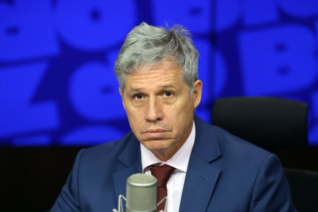 Tarcísio “abandonou São Paulo e cuida do Bolsonaro”, diz ministro de Lula