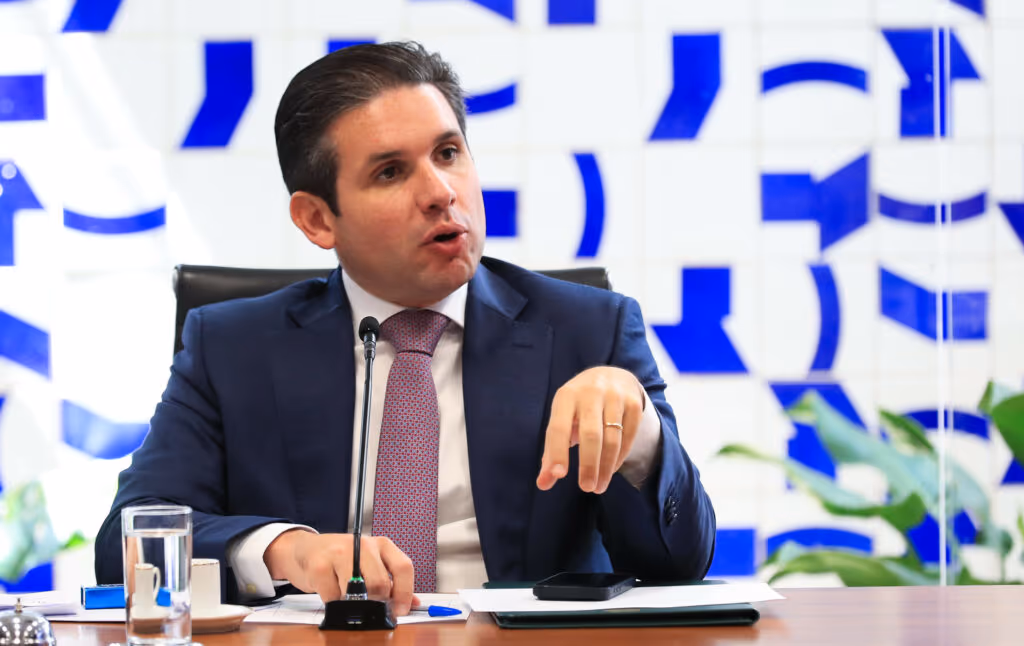 Sem acordo, Motta adia a votação da PEC da Blindagem