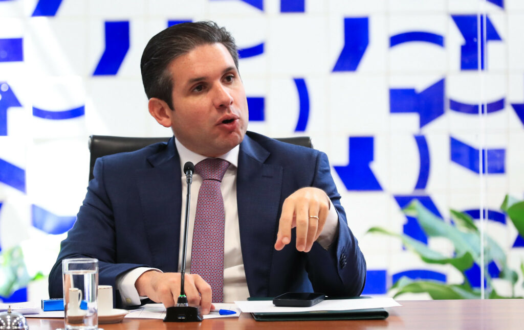 Sem acordo, Motta adia a votação da PEC da Blindagem