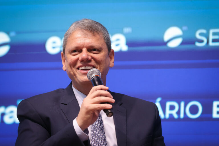 Crusoé: O que Tarcísio quer arrancar de Flávio