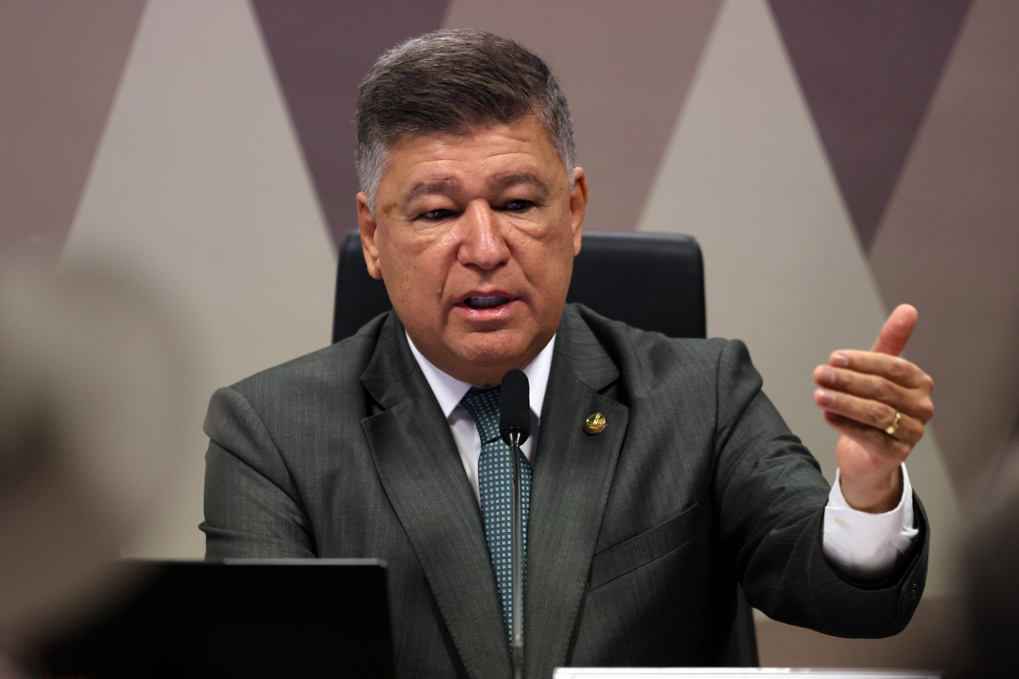 Viana pede avaliação da suspensão por seis meses da cobrança de consignados