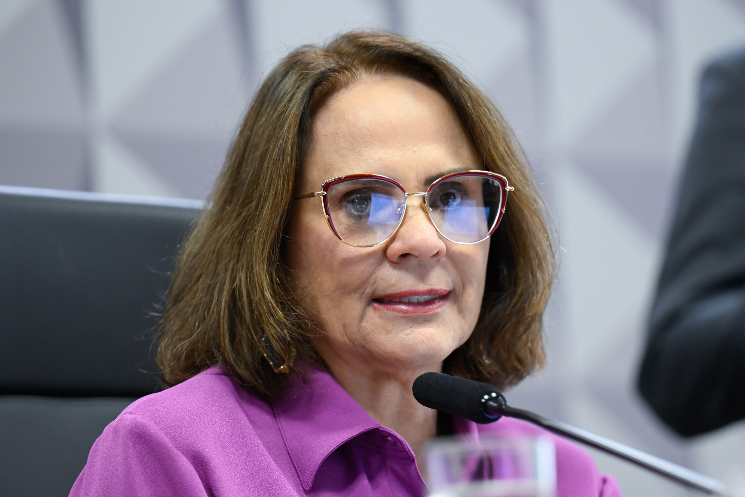 Damares revela câncer durante comissão no Senado