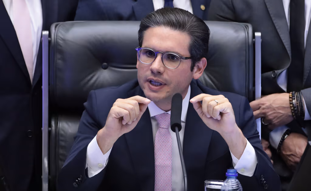 Motta promete “pautar e enfrentar” discussão sobre crianças nas redes