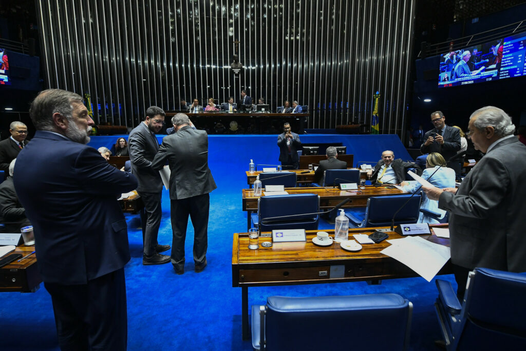 Maioria no Senado rejeita PEC da Blindagem